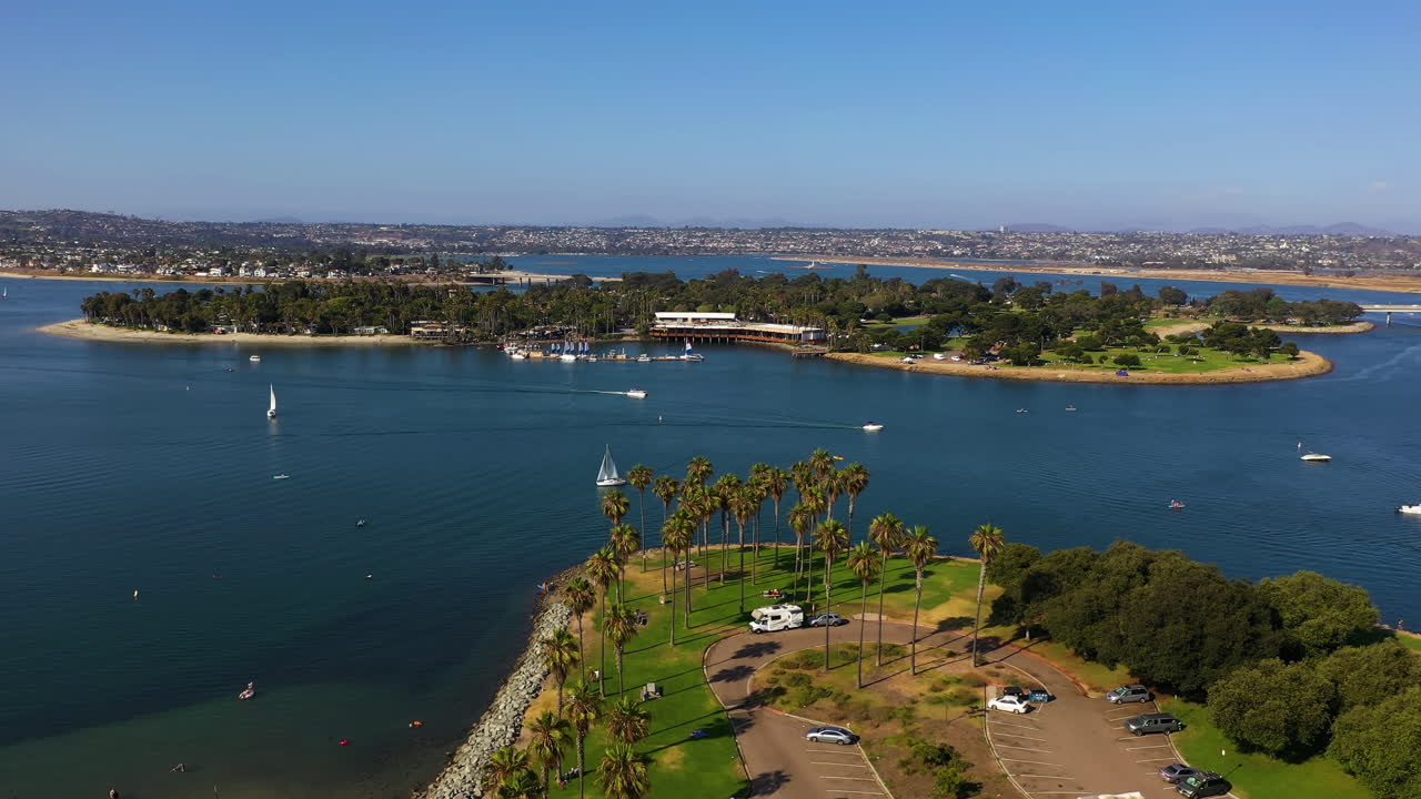 캘리포니아주 샌디에고에 있는 캠퍼, 사람, 보트가 있는 미션 베이의 탁 트인 전망 - 드론 샷