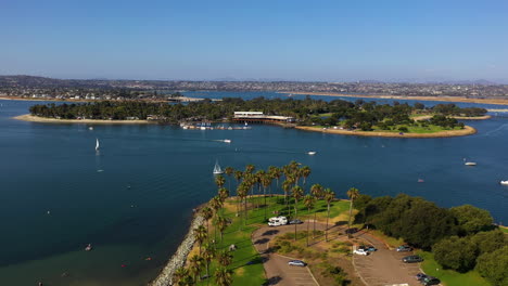 vista panoramica di mission bay con camper, persone e barche a san diego, california - colpo di drone