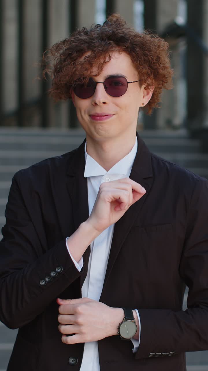 사업가는 손가락을 입술에 누르며 침을 지키고, 속삭이는 몸짓을 하며, 비밀을 말하지 않는다.