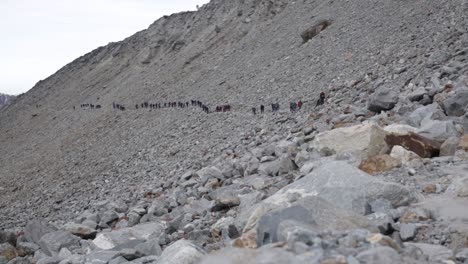 montañeros del himalaya en su camino al sendero