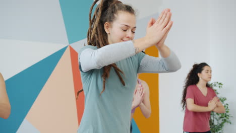 clase de yoga en curso