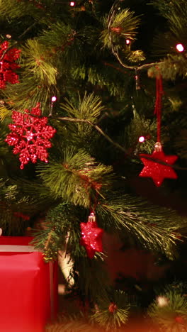 luces parpadeantes en el árbol de navidad con regalos