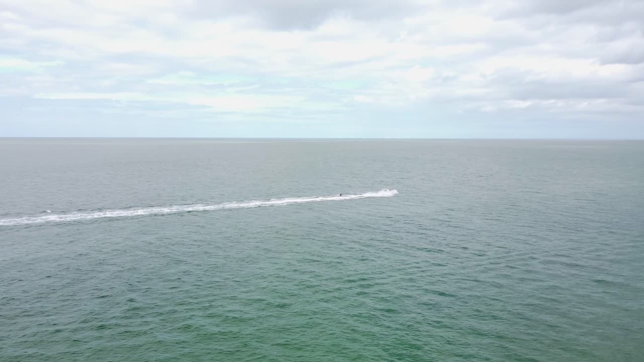 켄트 해안 마을 리컬버에서 고속 쾌속정을 따라가는 드론 영상