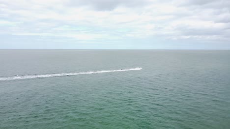 video de un dron siguiendo una lancha de alta velocidad en la ciudad costera de reculver en kent