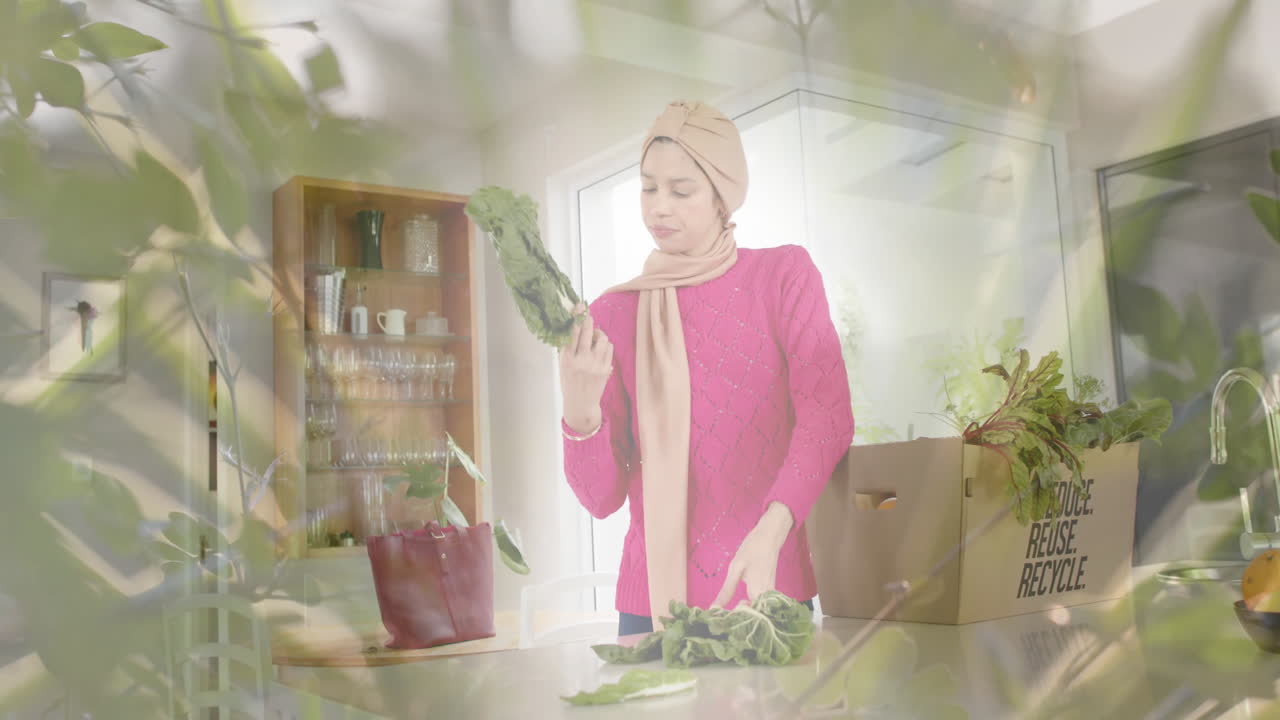 히자브 를 입은 백인 여성 이 부 에 있는 채소 를 빛 의 반점 을 통해 보고 있다