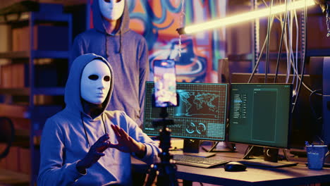 los piratas informáticos filman un video de rescate en el cuartel general secreto.