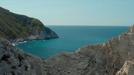 Acantilados-Rocosos-En-La-Isla-Jónica-De-Zakynthos-En-Grecia,-Revelación-Aérea