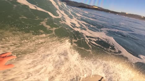 joven haciendo un tubo y una fuerte reentrada al final en guincho surf spot en cascais