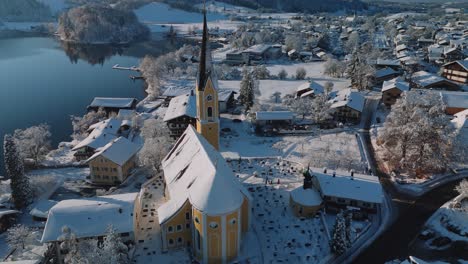 Traditionelles-Altes-Dorf-Mit-Kirche-Am-Schliersee-In-Bayern