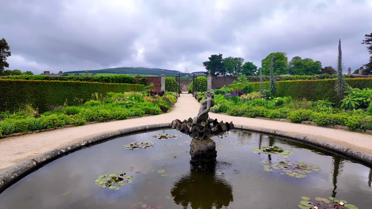 파워스 코트 정원은 황금으로 장식된 길드 게이트, 아름다운 동상과 정식 정원에서의 연못, 와이클로우, 아일랜드