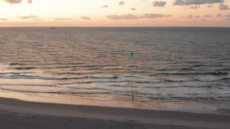 Kitesurfistas-Cerca-De-La-Playa-De-Domburg-Durante-La-Puesta-De-Sol