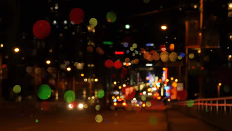 tráfico vial en la ciudad por la noche