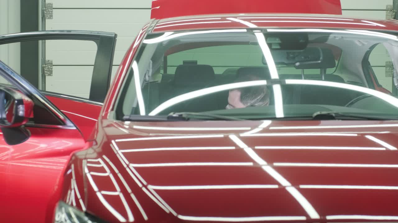 전문적인 자동차 청소. 샤워. 인테리어 세부 사항. 자동차 인테리어를 건조 청소 및 세부 사항; 깊은 좌석 청소; 자동차 세탁에서 거품을 는; 먼지에서 자동차 패널을 청소하는; 진공청소기