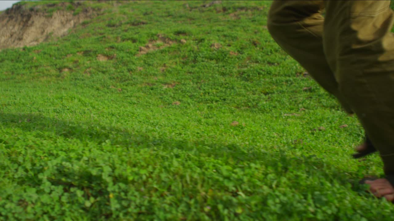 멀리 떨어진 서핑 지점까지 긴 하이킹을 한 후 해변으로 달려가는 서퍼의 근접 촬영