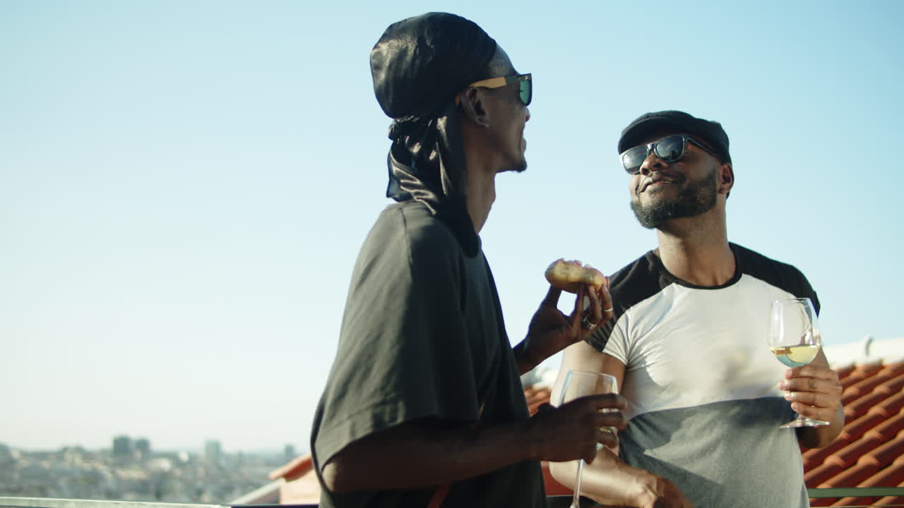 plano medio de gay feliz alimentando a su amante y besándolo