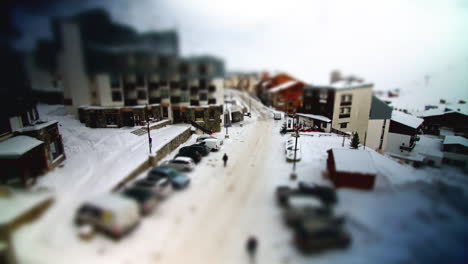 Timelapse-De-Estilo-De-Miniaturización-En-La-Estación-De-Esquí-Francesa,-Personas-Y-Automóviles-Se-Mueven-Debajo