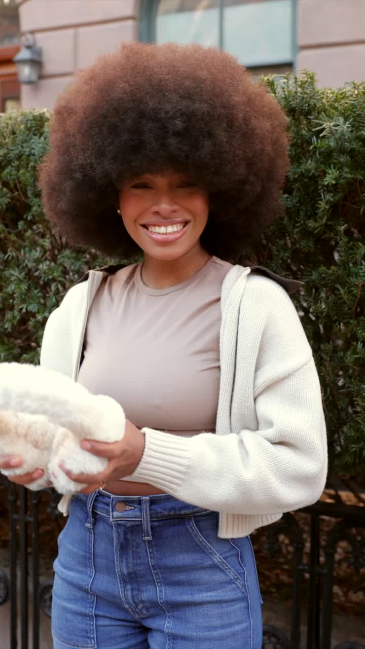 Donna con afro e paraorecchie