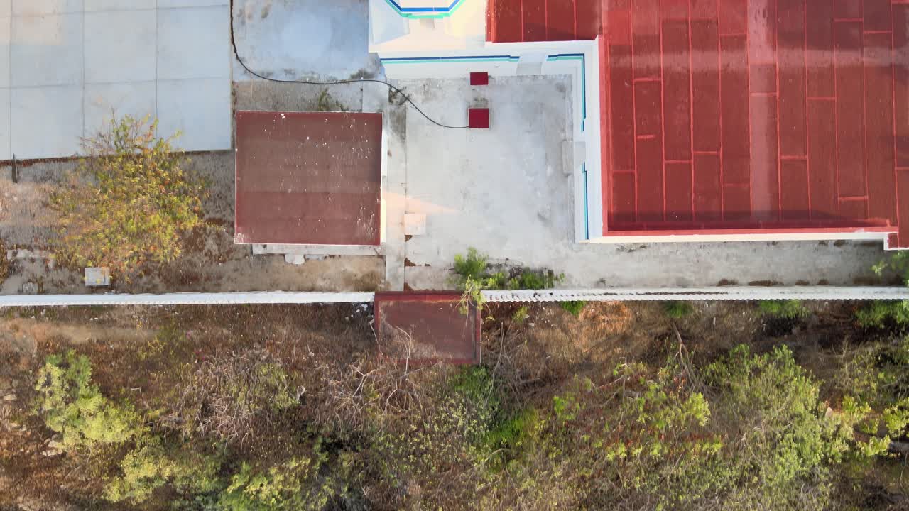 vista cenital del pequeño faro, con vista al acantilado al amanecer