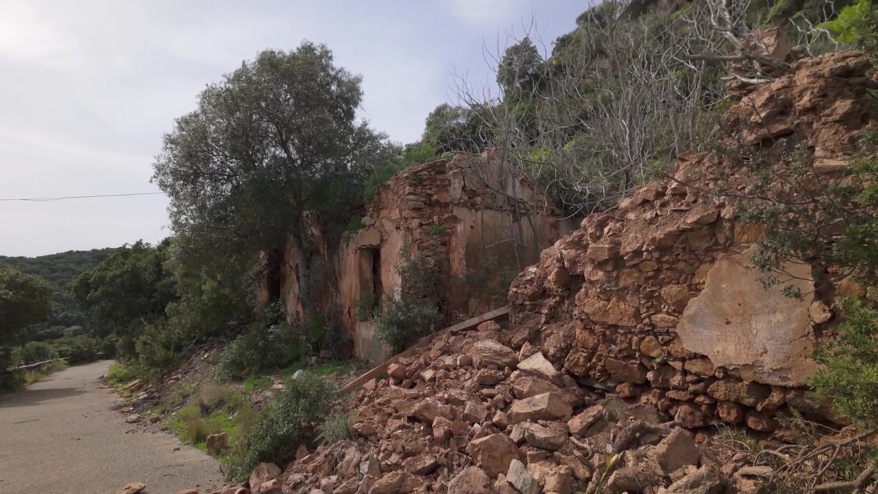 Villaggio minerario di Monte Scorra in Sardegna, Italia, che mostra l'insediamento minerario storico, le strutture abbandonate e il paesaggio naturale circostante.
