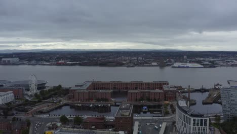 disparo de dron acercándose a royal albert dock 02