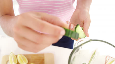 mujer preparando un batido de verduras