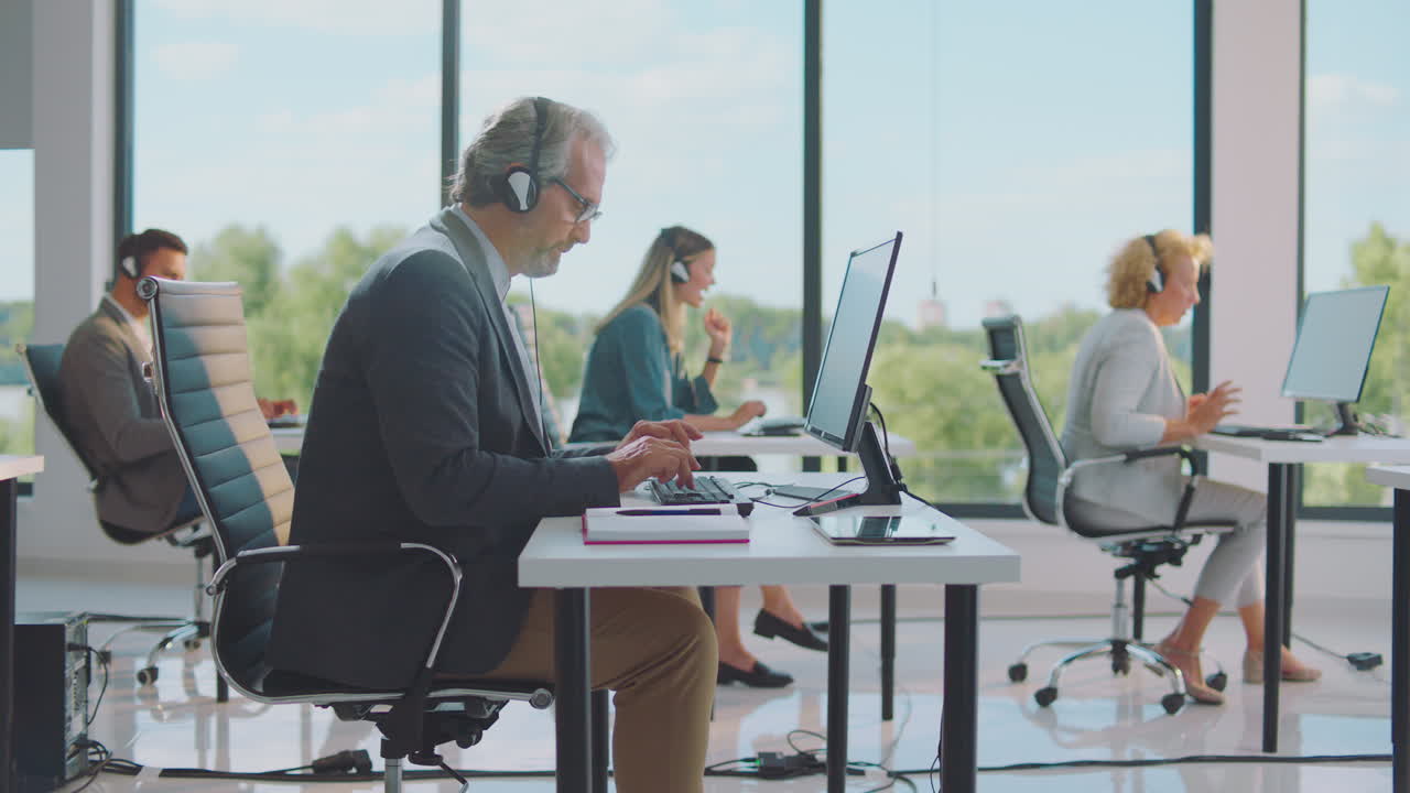 현대 사무실의 고객 서비스 팀