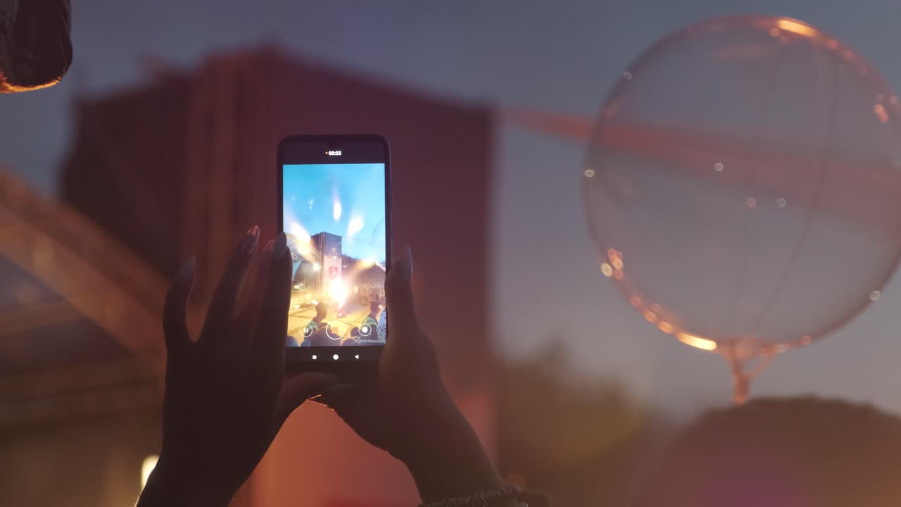 Silhouette di mani che scattano foto o registrano video di un concerto di musica dal vivo con uno smartphone. Concetto di fotografia, intrattenimento e tecnologia.