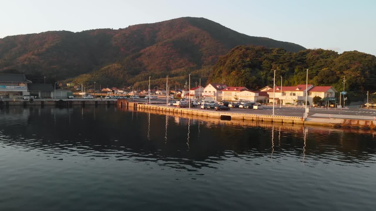 일출 시 일본의 작은 항구 도시 위로 공중 하향