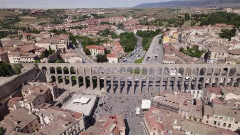 Aerial:-Majestic-Ancient-Roman-Aqueduct-Of-Segovia,-Spain---Plaza-Azoguejo