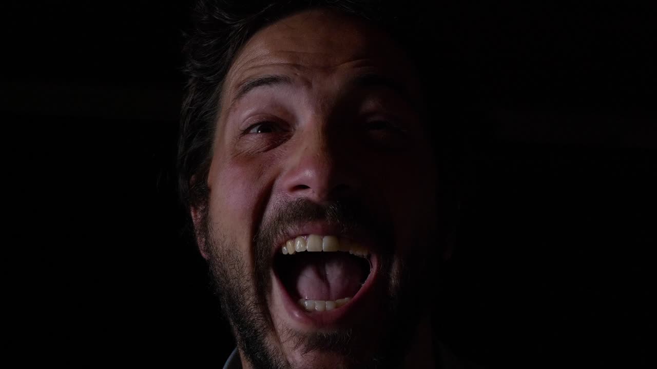 hombre juguetón riendo y siendo tonto, mediana edad, anteojos, barba, retrato de estudio, primer plano