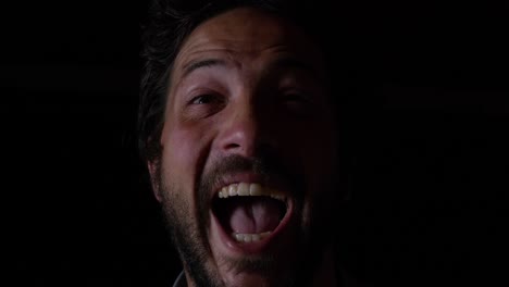 hombre juguetón riendo y siendo tonto, mediana edad, anteojos, barba, retrato de estudio, primer plano