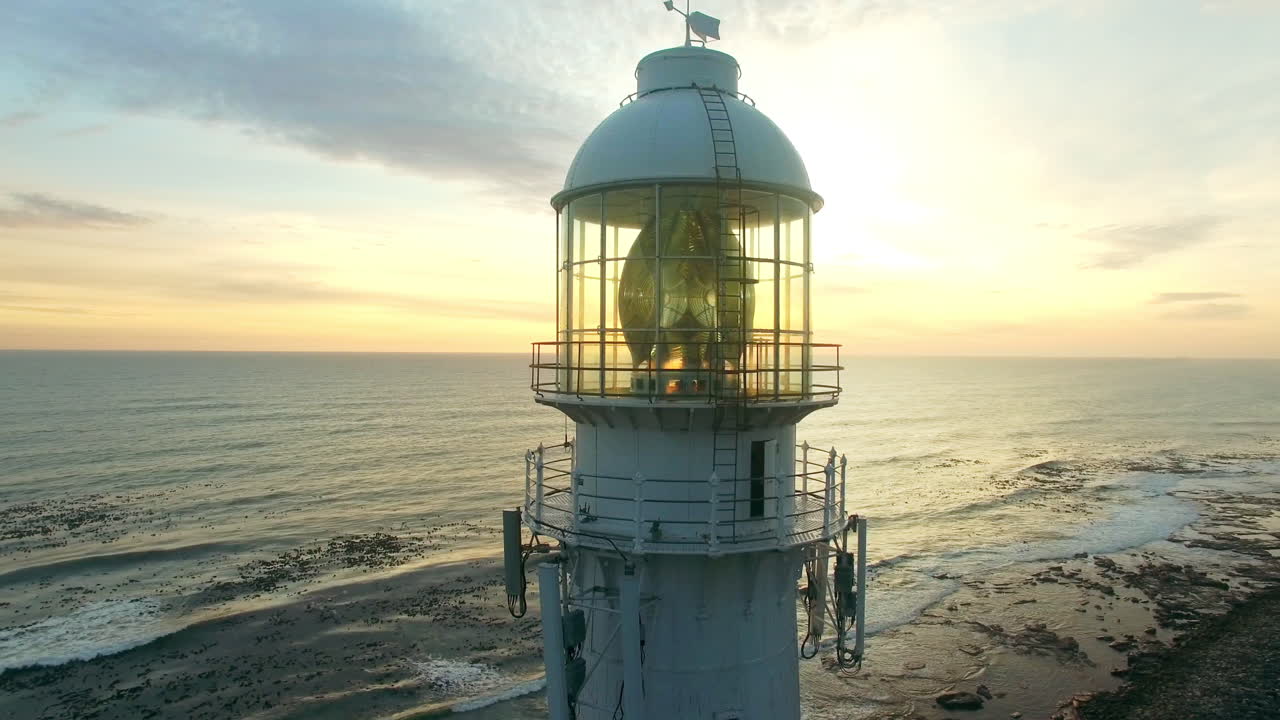 освещая темноту