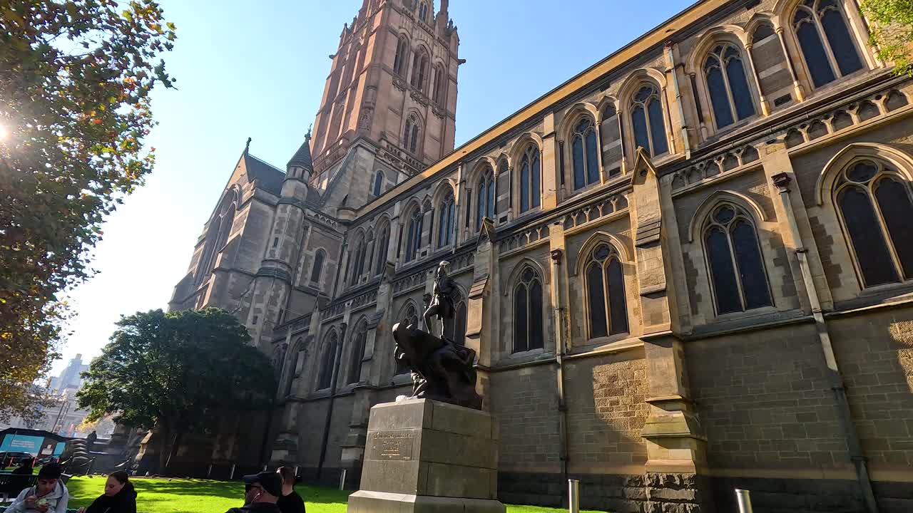 성 바울 대성당 에 두드러진 동상 이 있다