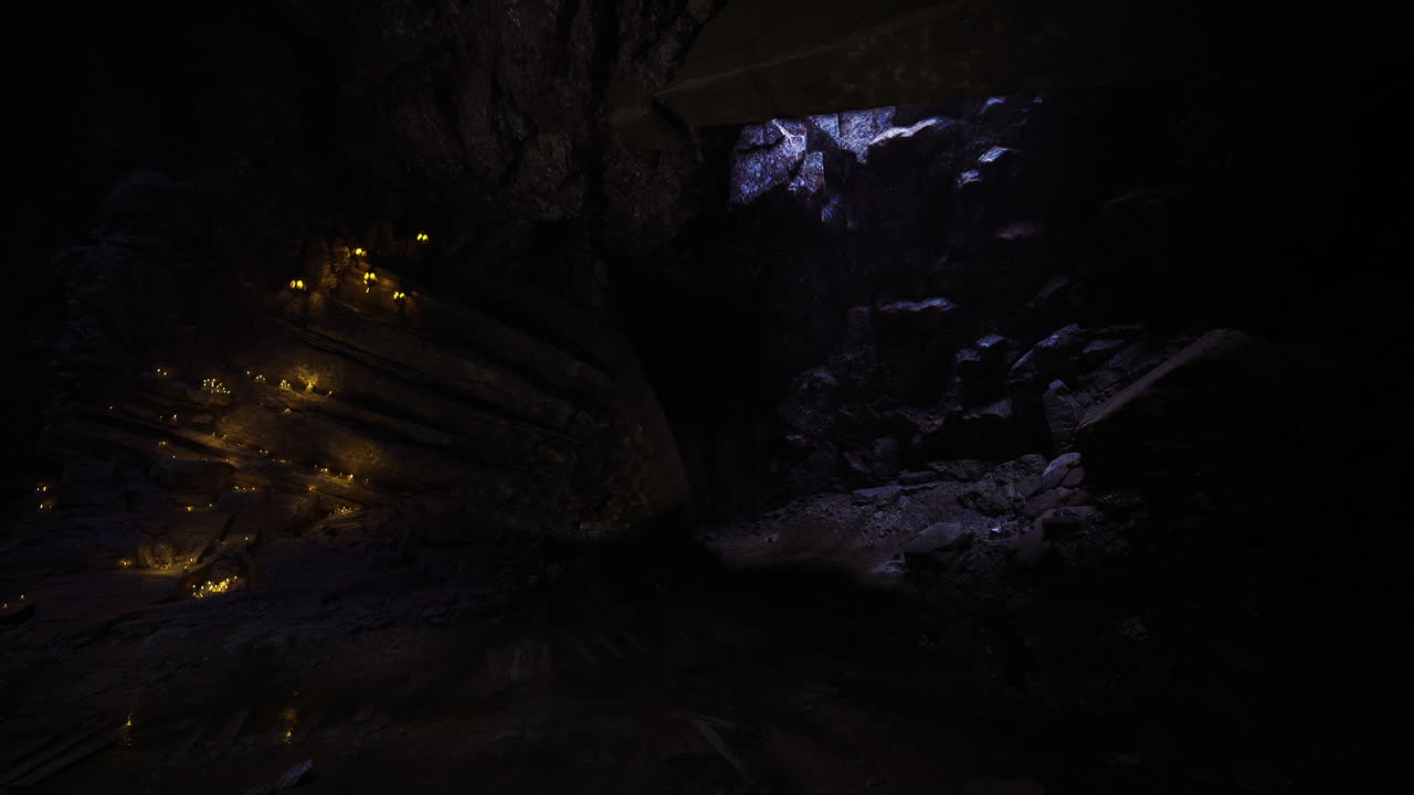 Una luce soffusa dalla finestra svela silenziosamente tesori in pietra conservati