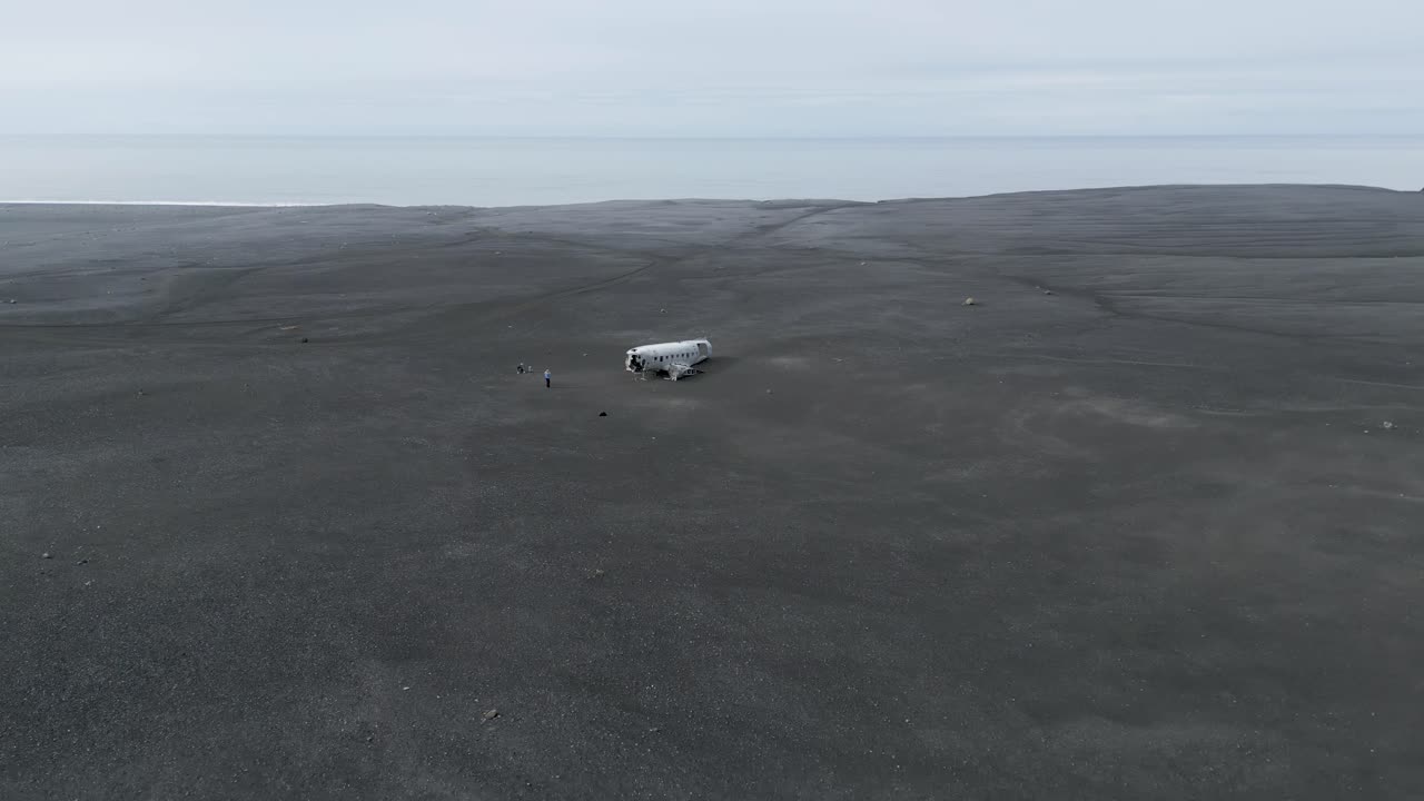 관광객들은 아이슬란드 솔헤이마산두르의 검은 해변에서 더글러스 슈퍼 dc-3 비행기 난파선을 방문합니다.