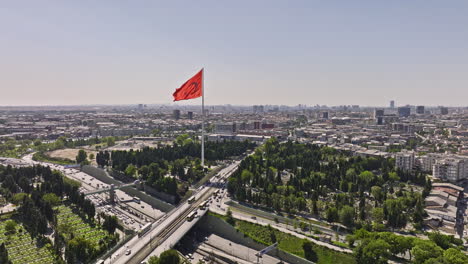 Istanbul-Türkei-Luftbild-V11-Filmisches-Fliegen-Um-Die-Türkische-Flagge,-Die-Hoch-Auf-Der-Europäischen-Seite-Weht-Und-Das-Stadtbild-Der-Innenstadt-Und-Den-Geschäftigen-Autobahnverkehr-Einfängt---Aufgenommen-Mit-Mavic-3-Cine---Juli-2022