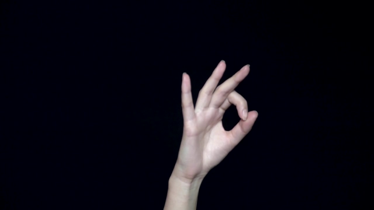 Mano che fa il gesto dell'OK