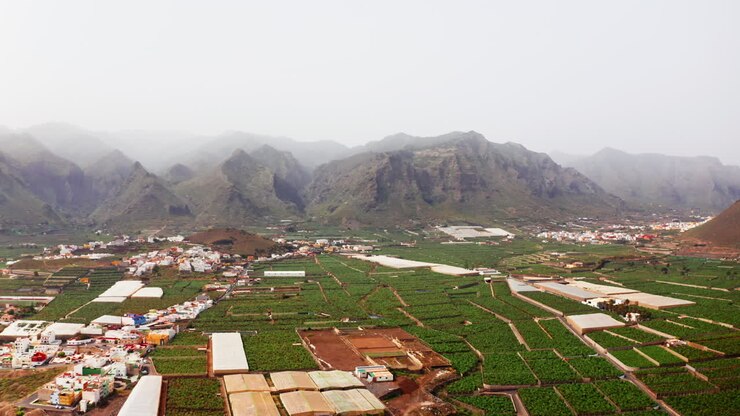 Ripresa aerea con drone del paesaggio a Tenerife, Isole Canarie, Spagna. Vista delle montagne verdi in lontananza