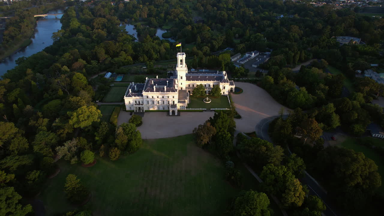 Vista aerea di una grande villa bianca su un fiume