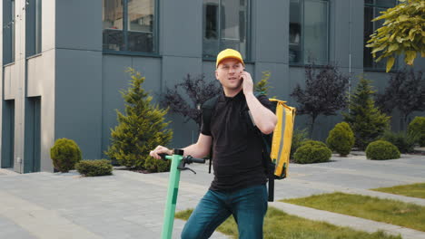 persona de entrega en scooter eléctrico