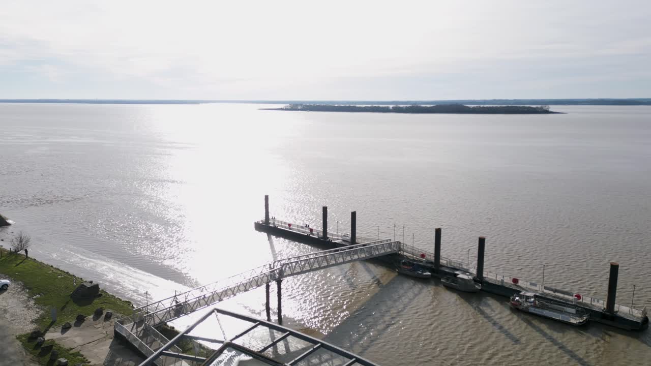 los muelles frente al río blaye, burdeos, francia - panorámica aérea