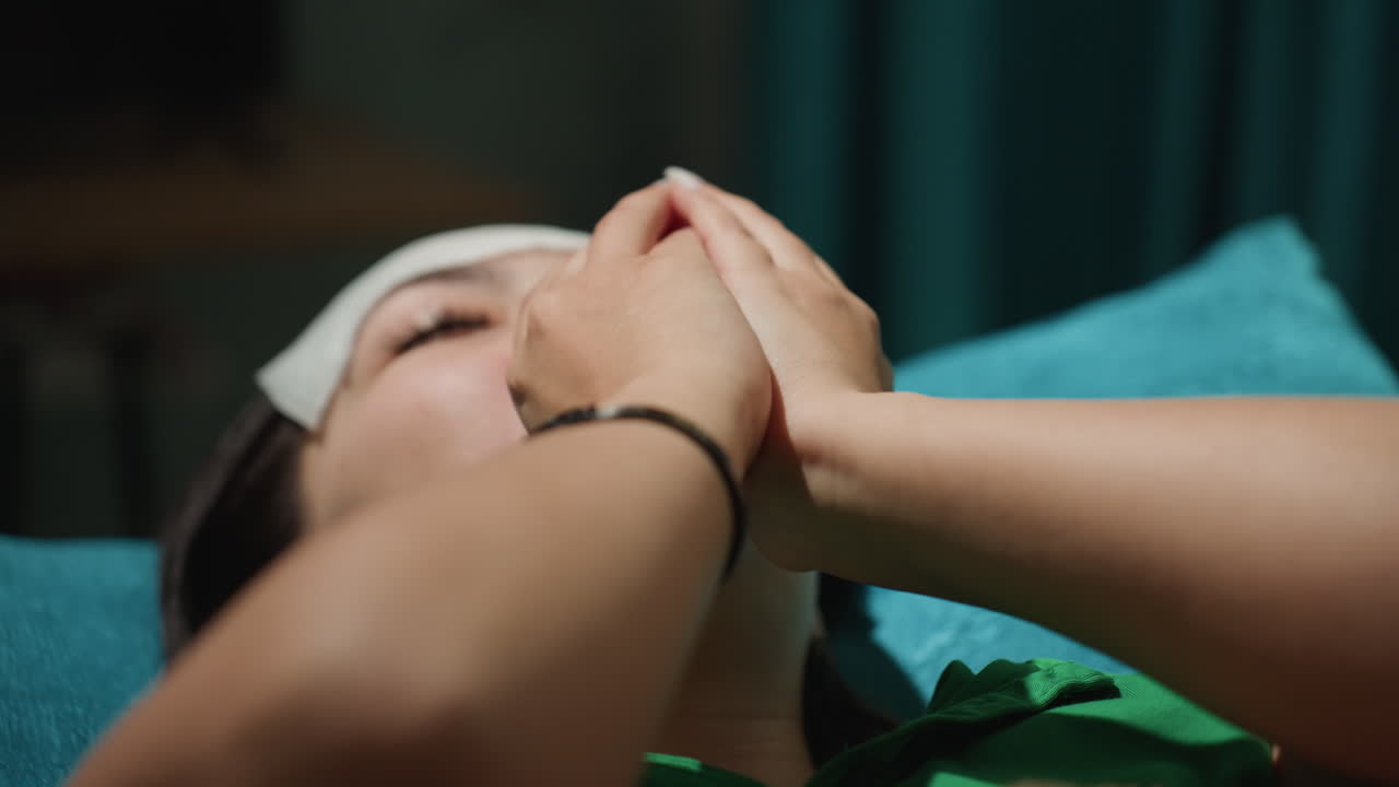 부드러운 얼굴 트리트먼트, 전문가의 손길로 편안하게 얼굴 클렌징, 평온한 스파 환경에서 편안한 에스테틱 시술, 스파에서 진정 마스크를 제거하는 동안 평화로운 여성의 클로즈업