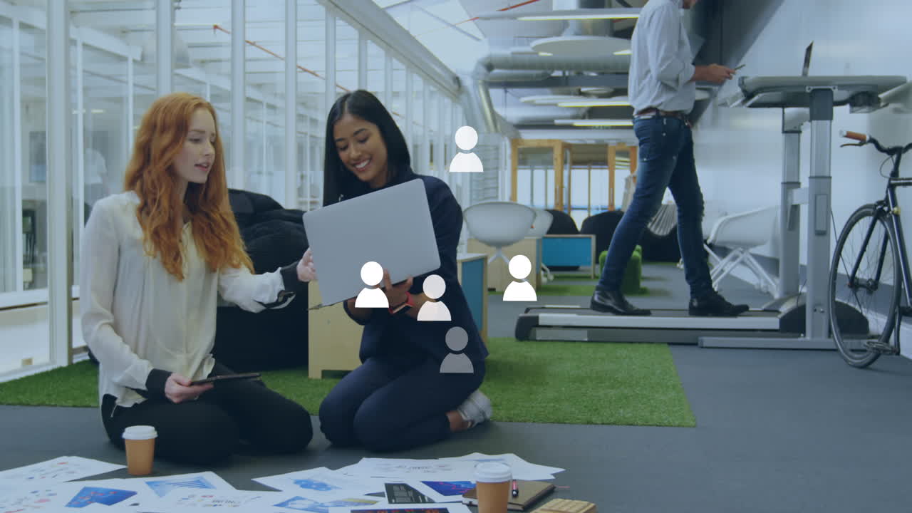 소셜 미디어 아이콘의 애니메이션과 사무실에서 다양한 비즈니스 사람들에 대한 데이터 처리