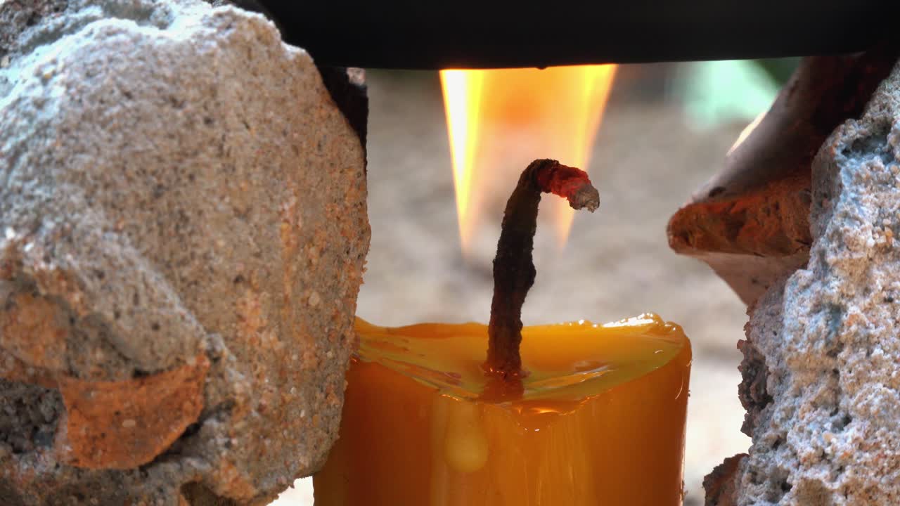 encendido de velas entre las rocas