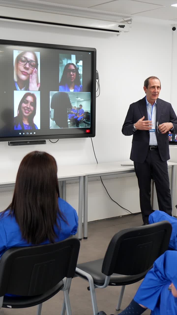 Empresario dando una presentación en un entorno de reunión híbrida