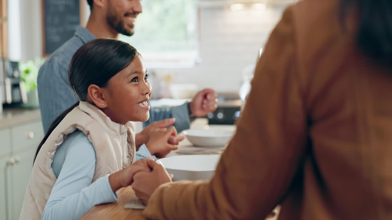 가족 들 이 함께 먹고 부 ⁇  에서 기도 하는 것