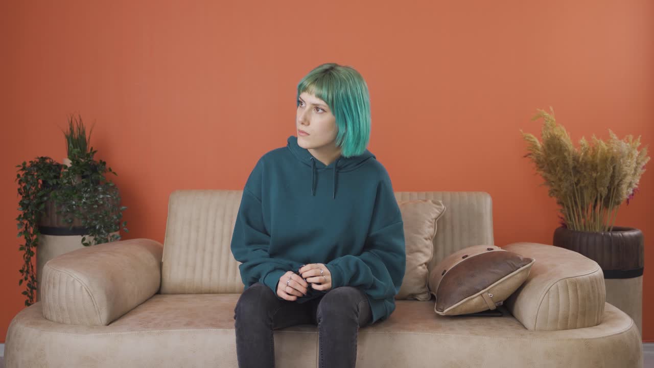 paranoid 젊은 여자가 집을 둘러보고 있습니다.