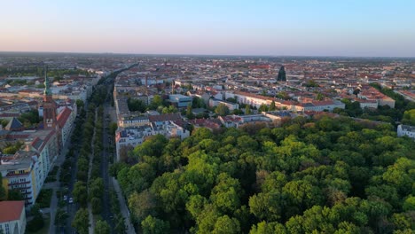 el tranquilo cementerio judío, ubicado dentro de la bulliciosa ciudad de berlín, muestra un oasis tranquilo en medio de la expansión urbana.