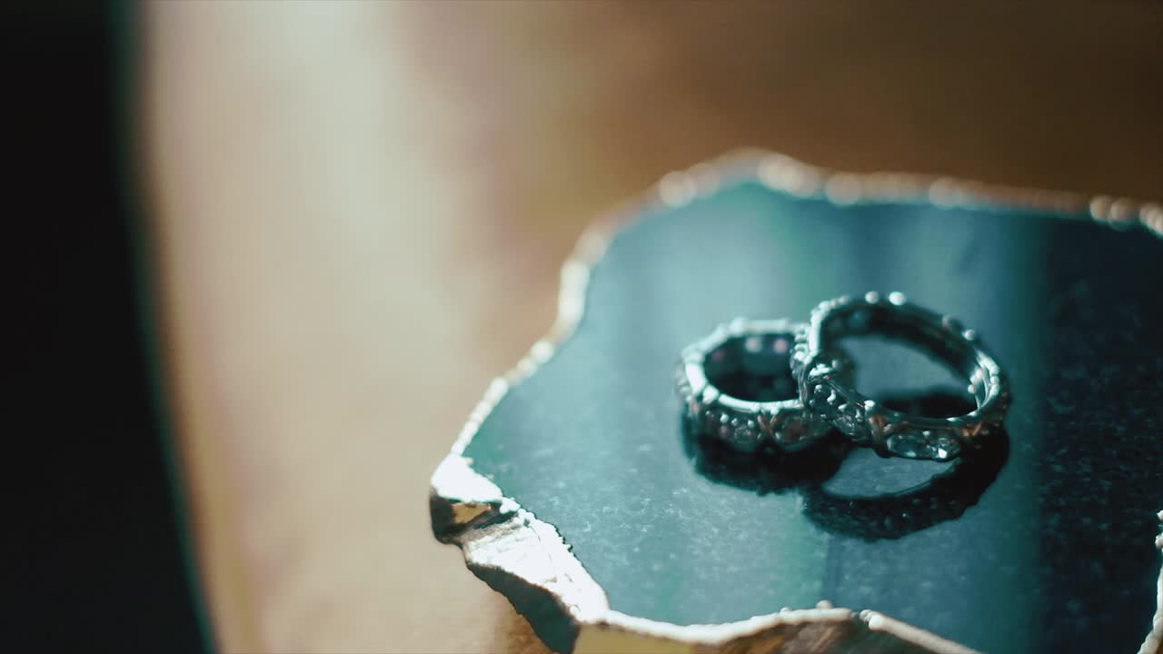 두 개의 결혼 반지의 구성.