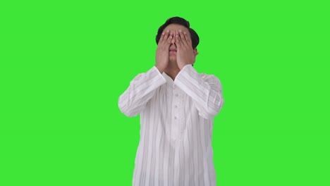 hombre indio estresado y tenso pensando pantalla verde